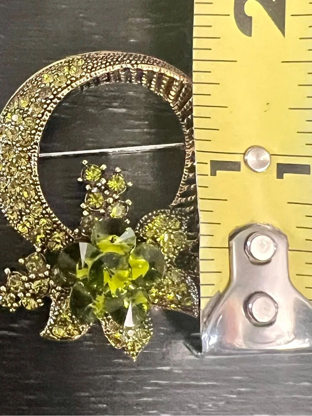 VTG Mid Century Peridot Green Rhinestone Circle Wreath Brooch Pin Goldtone 1.5”